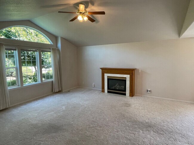 Foto del edificio - Well Maintained 4 bedroom, 2 bath in desir...