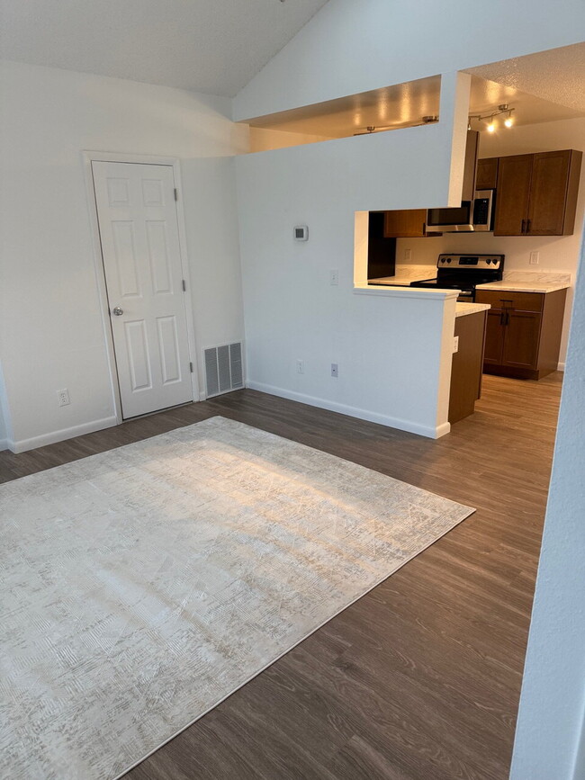 Building Photo - 2 Bedroom with Garage for Rent