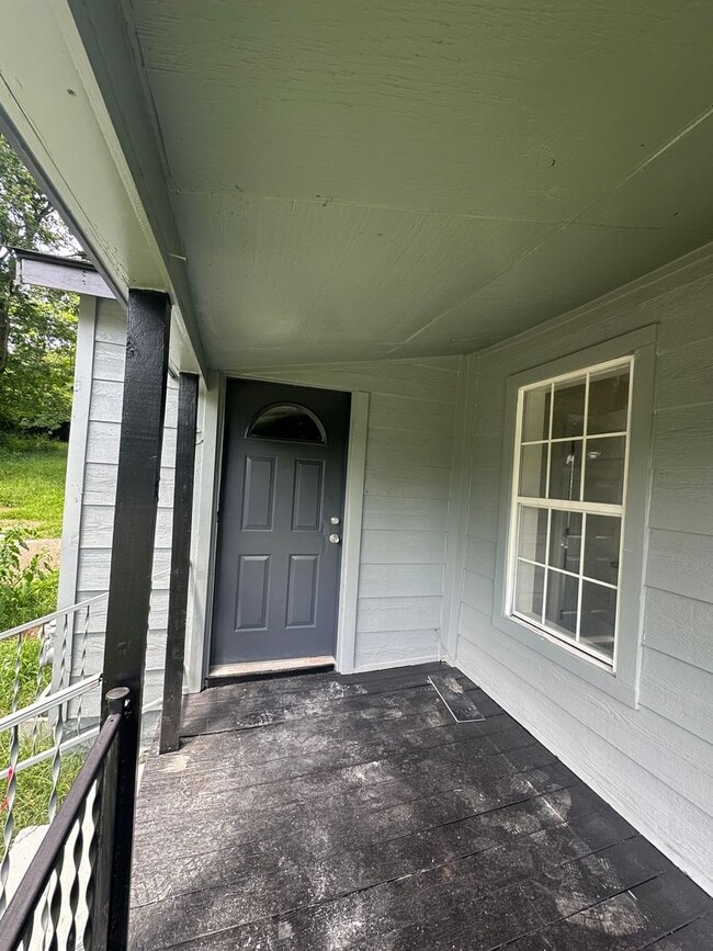 Building Photo - $1,200 Move-in-Special
