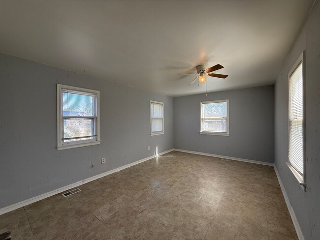 Building Photo - Discover this lovely 3 bedroom home in NW ...
