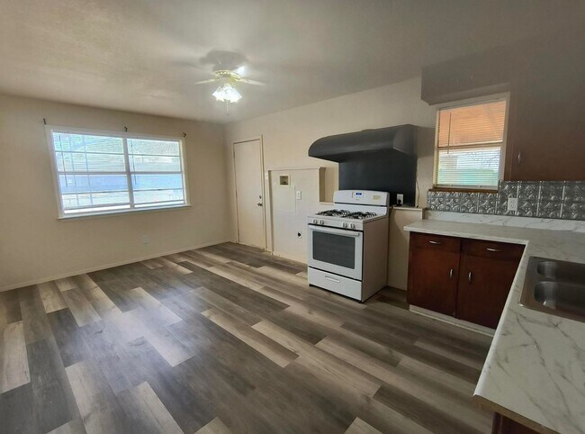 Building Photo - Cozy 2 bedroom, 1 bath home AVAILABLE NOW!