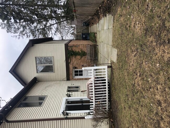 Foto del edificio - 3203 Sprucewood Rd