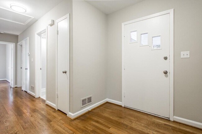 Foto del edificio - 305 Old Ivy Rd NE