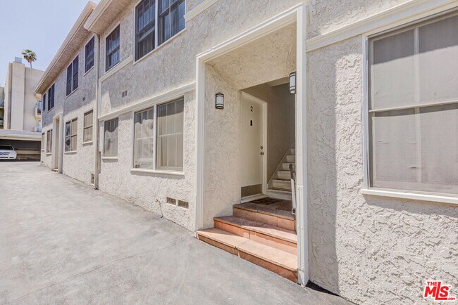 Foto del edificio - 1643 N Formosa Ave