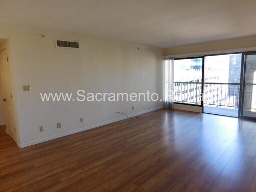 Foto del edificio - Spacious Updated 2bd/2ba Downtown Condo - Great Location!