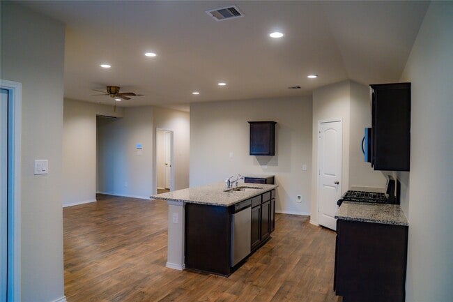 Foto del edificio - 2446 Ormes Forest Ln