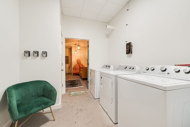 Foto del edificio - 2201 NW 12th St