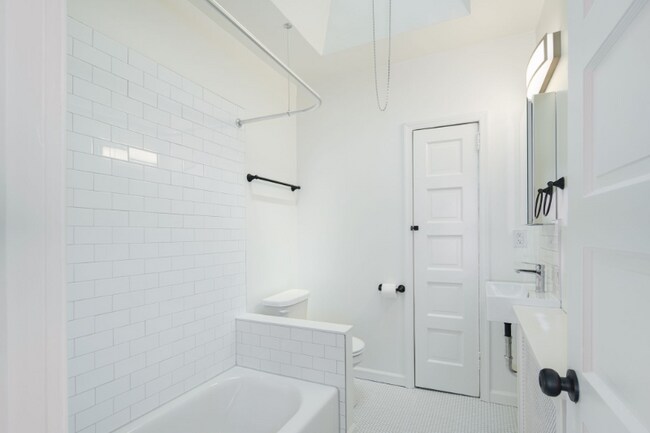 Foto del edificio - 5643 Ridgewood St