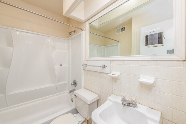 Baño 1 - 1816 E Tucker Blvd