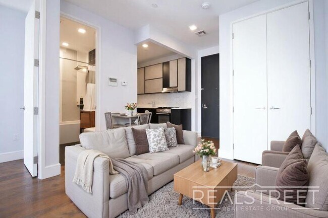 Foto del edificio - Luxury 2 BR in Bushwick with Balcony & Roof Deck!
