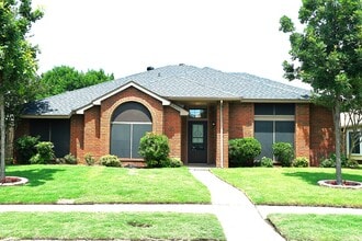 Building Photo - 2906 Kingswood Dr