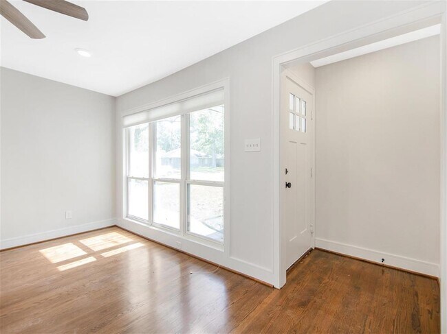 Building Photo - 4713 De Milo Dr