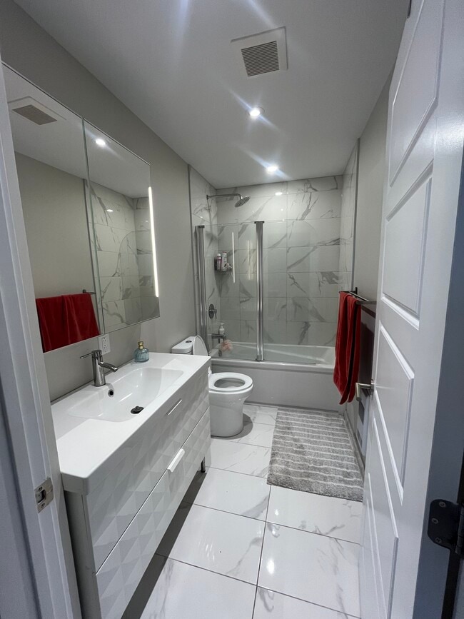 Building Photo - 3546 Rue Durocher
