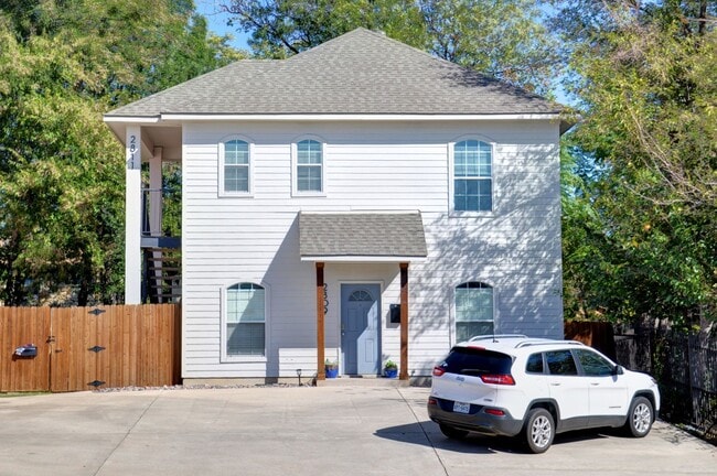 Photo - 2811 Wayside Dr House