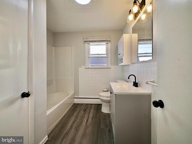 Upper Level Bath - 1098 W Ridge Rd