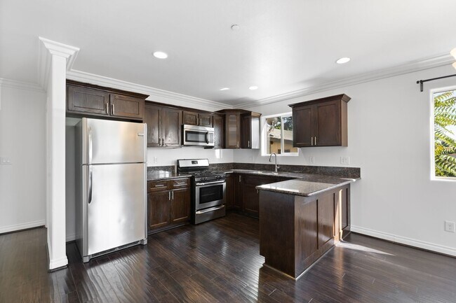 Foto del edificio - 4 Bed / 3 Bath Townhouse - Across the street from USC Keck Medical Center!