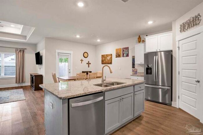 Foto del edificio - 4 bed family home in pool community