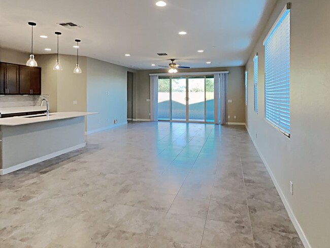Building Photo - 1326 E Glass Ln