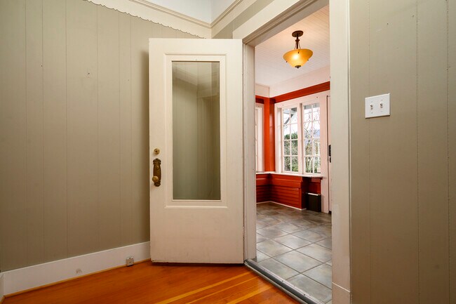 Building Photo - 418 N 61st St