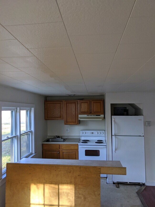 31 Chestnut St Unit E, Claremont, NH 03743 Room for Rent in Claremont