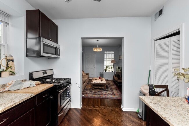 Foto del edificio - 2348 W Moffat St