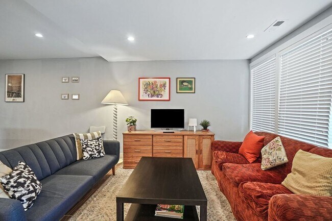 Foto del edificio - 419 Newton Pl NW