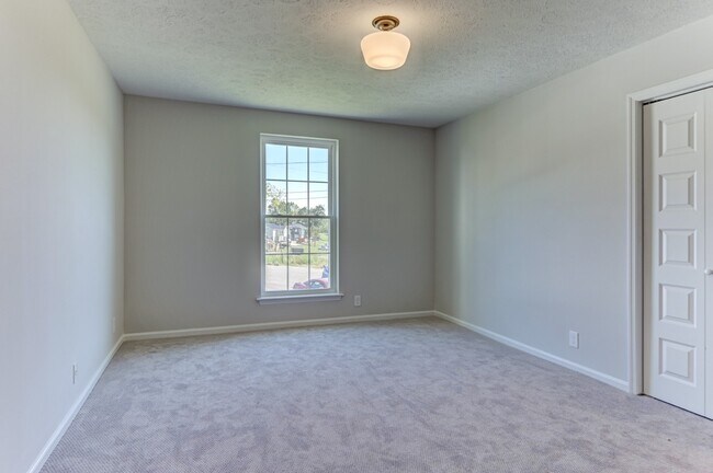 Foto del edificio - 606 Newhall Dr
