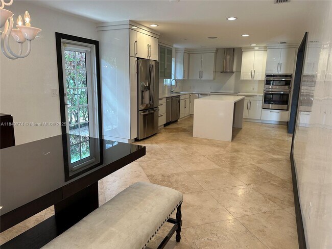 Foto del edificio - 9341 Dickens Ave