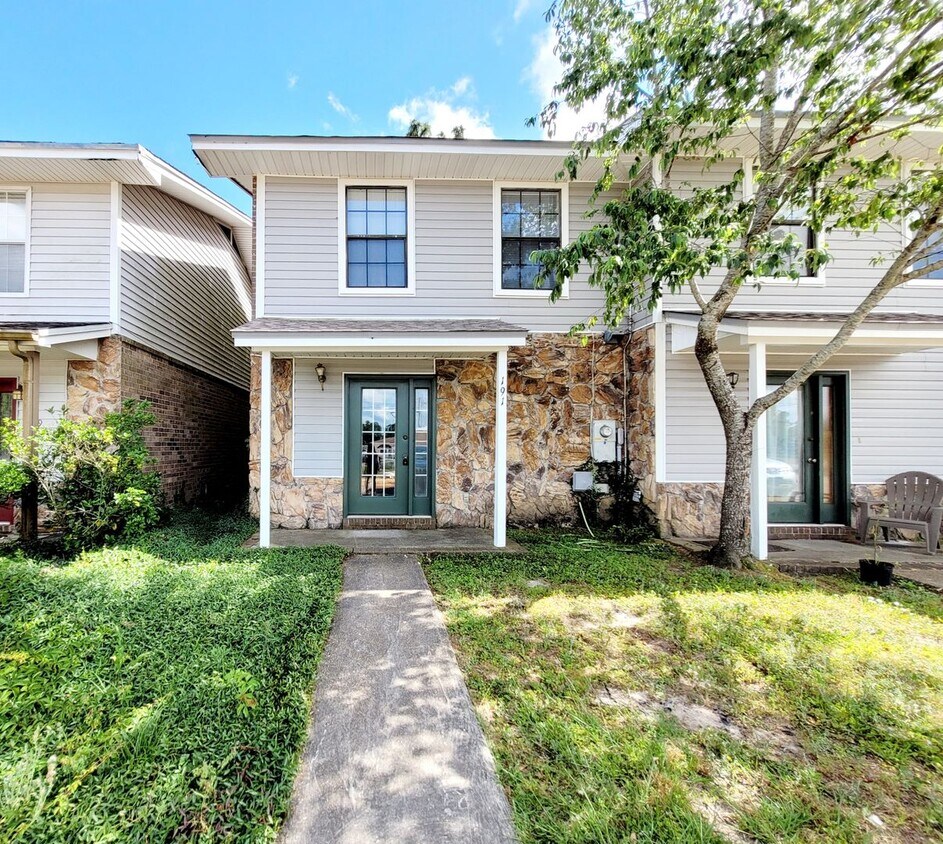 Primary Photo - 2 Bed 1.5 Bath - Home in Pensacola