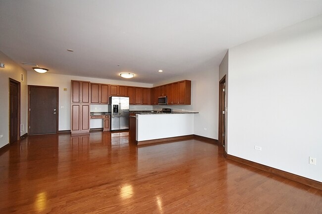 Building Photo - 160 S River St