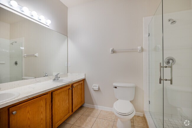 2 habitaciones, 2,5 baños - Baño principal - Cobblestone on The Lake Apartments