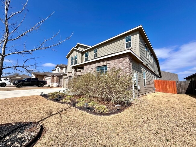 Foto del edificio - Spacious 4/BR 2.5/BA Two-Level Home with 3-Car Garage & Covered Deck