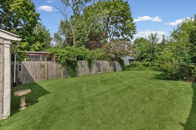 Building Photo - 122 S Davis St