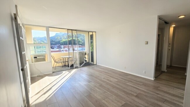 Foto del edificio - 2510 Torrey Pines Rd