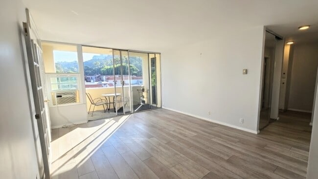 Building Photo - 2510 Torrey Pines Rd