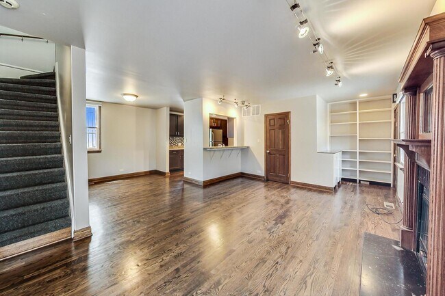 Building Photo - 1415 W Barry Ave