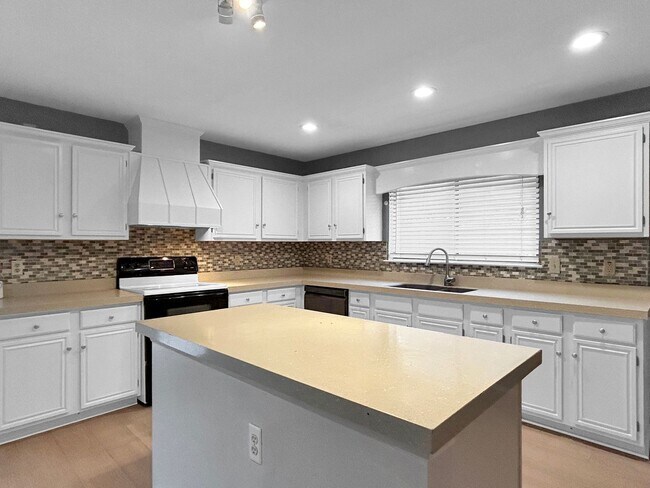 Foto del edificio - Freshly Updated 4-Bedroom Home with Pool, Fireplace & New Flooring in Universal City