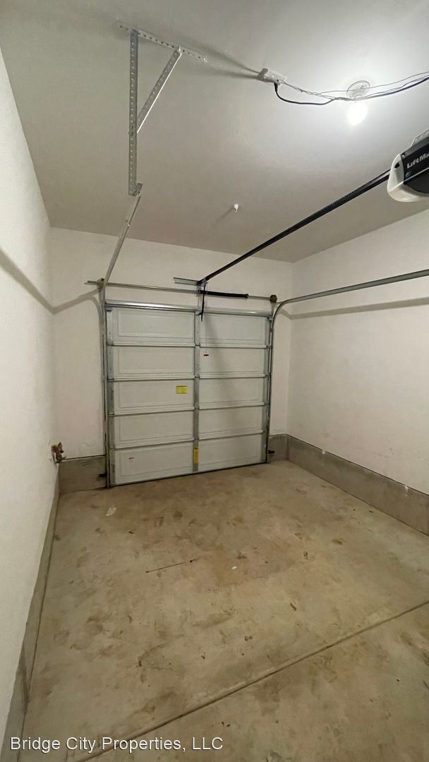 Building Photo - 3 br, 2 bath House - 10460 Wilsonville Rd....