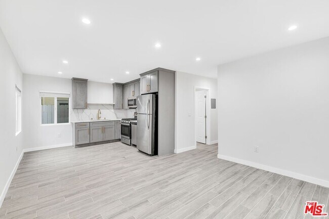 Foto del edificio - 40 Rose Ave