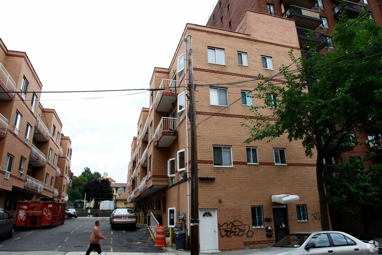 Building Photo - 14026 34th Ave