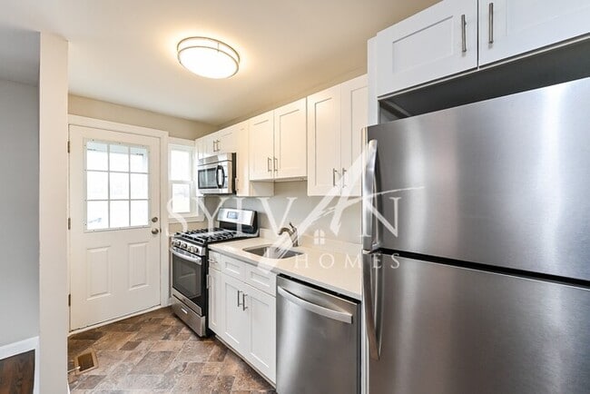 Building Photo - Move-in ready for new residents!
