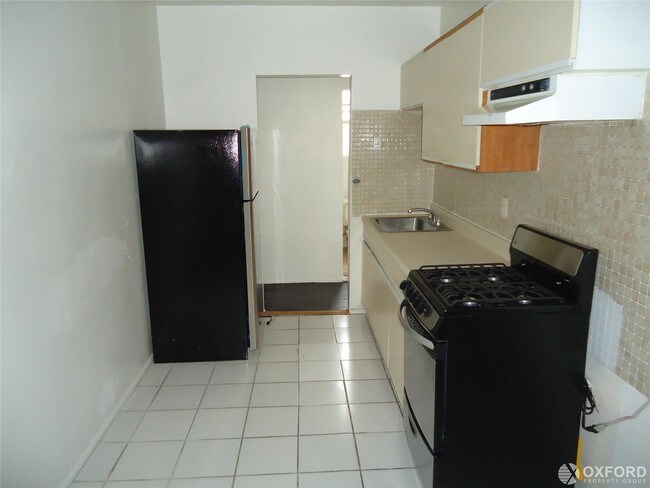 Building Photo - 3278 Steinway St