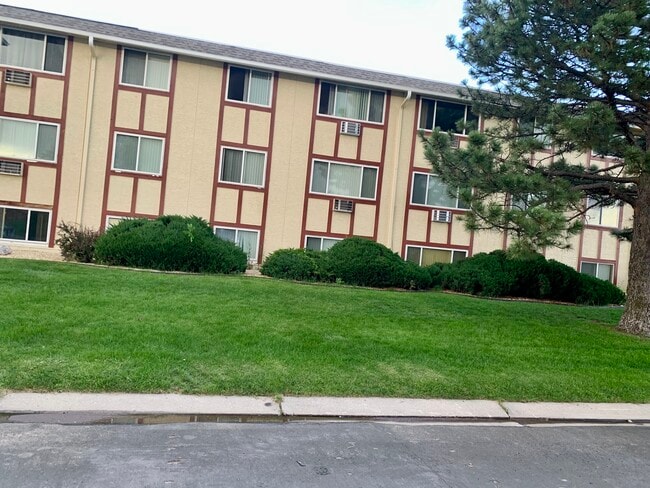 Building Photo - Pinewood Apartments