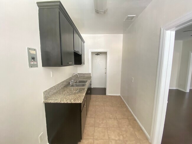 Foto del edificio - 1216 W Court Street