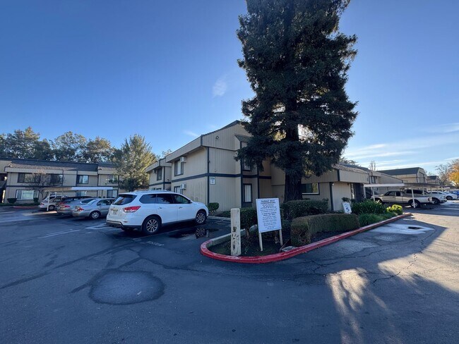 Foto del edificio - One Bedroom Condo In Fairway West Condomin...