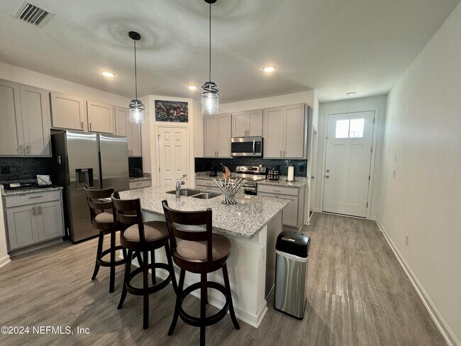Foto del edificio - 34 Ridge Lake Rd