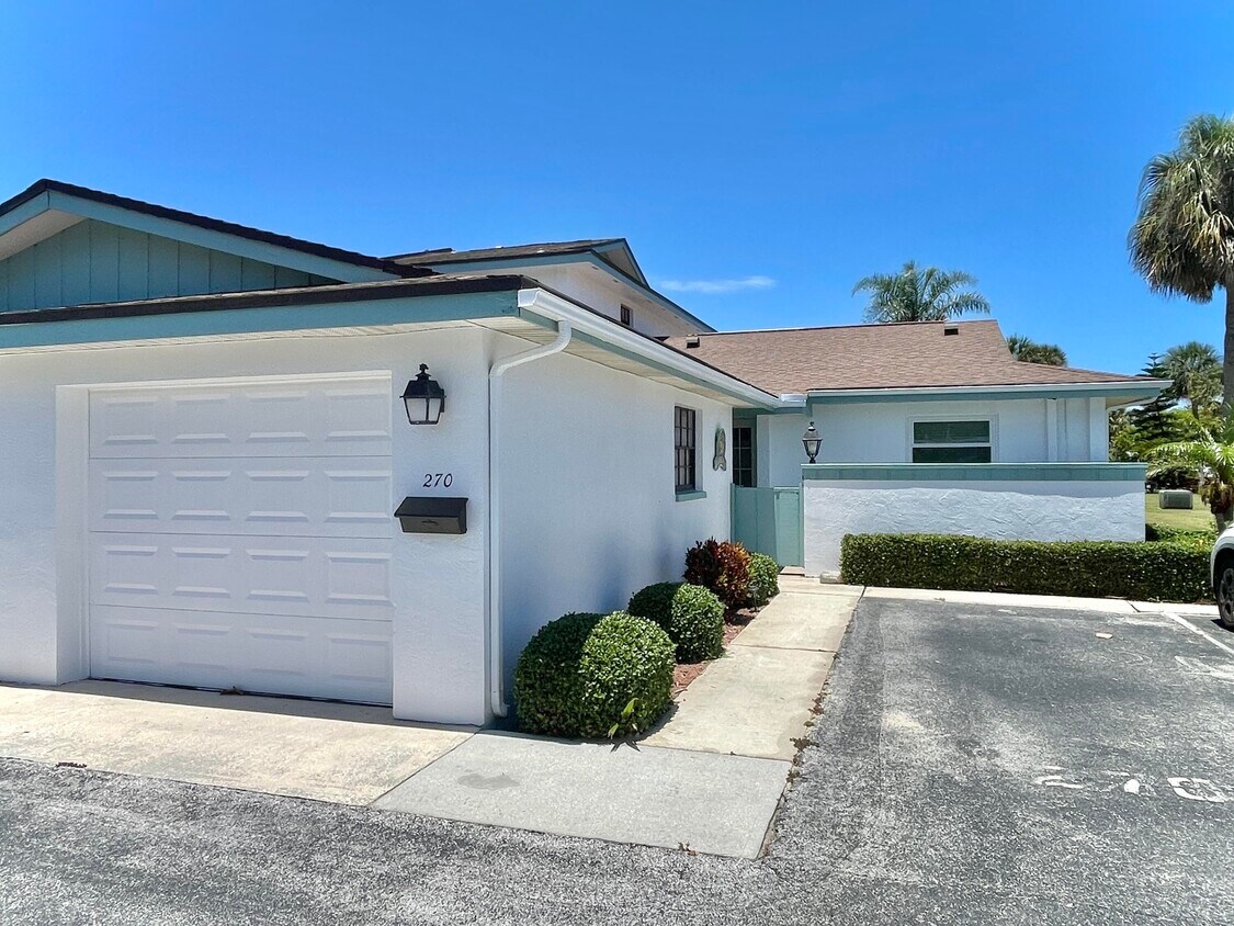 Primary Photo - 270 Queens Ct