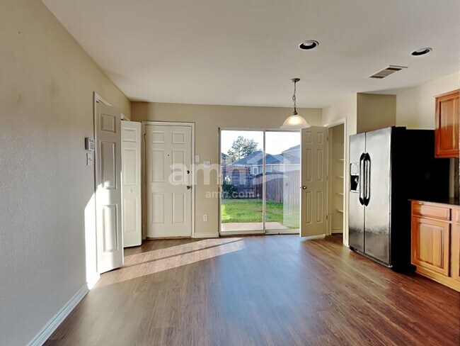 Foto del edificio - 6905 Planters Row Dr