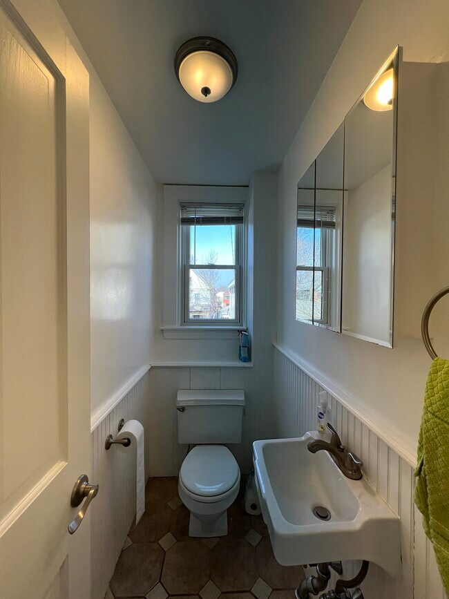 Building Photo - 176 Elm St