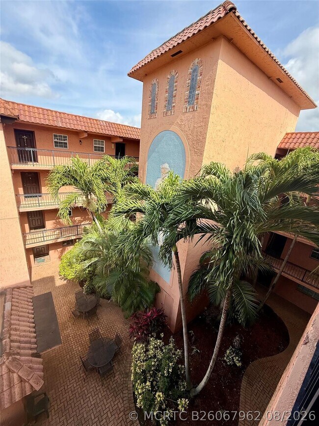 Building Photo - 610 Tennis Club Dr